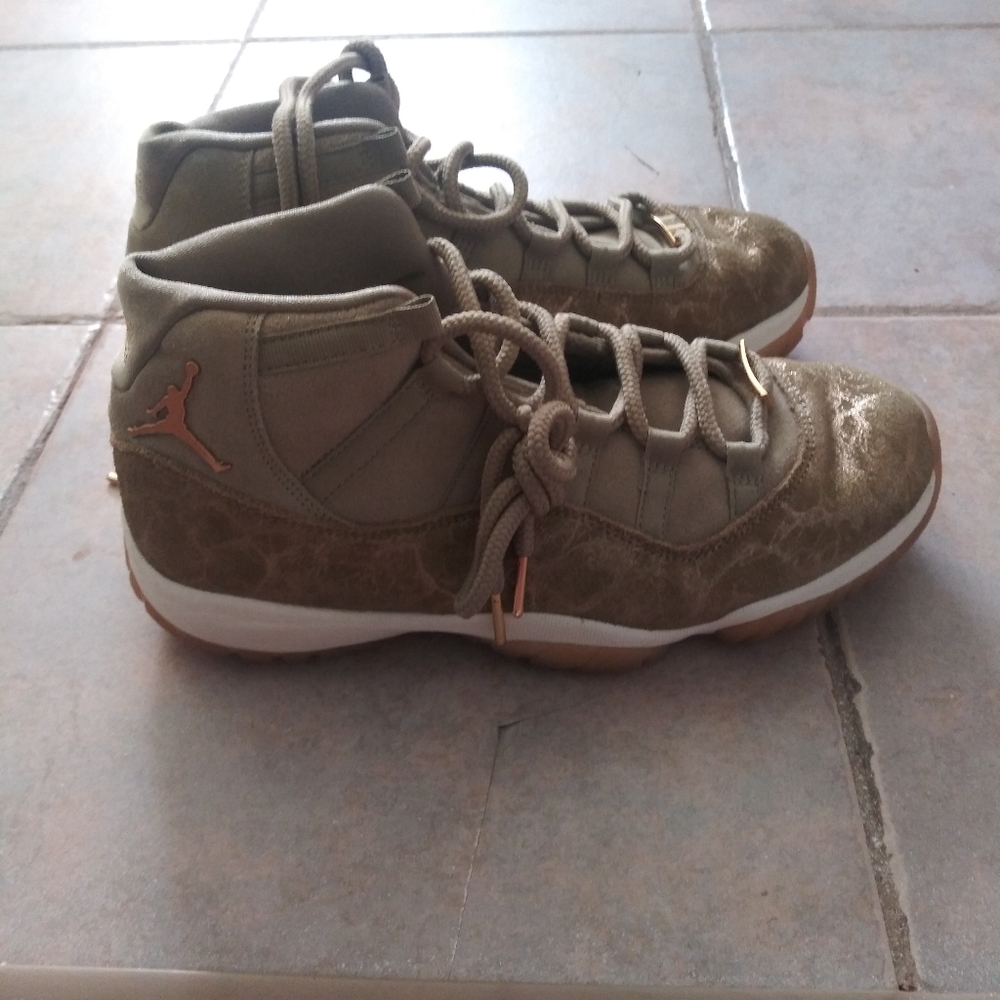 Jordan 11 Olive lux womens